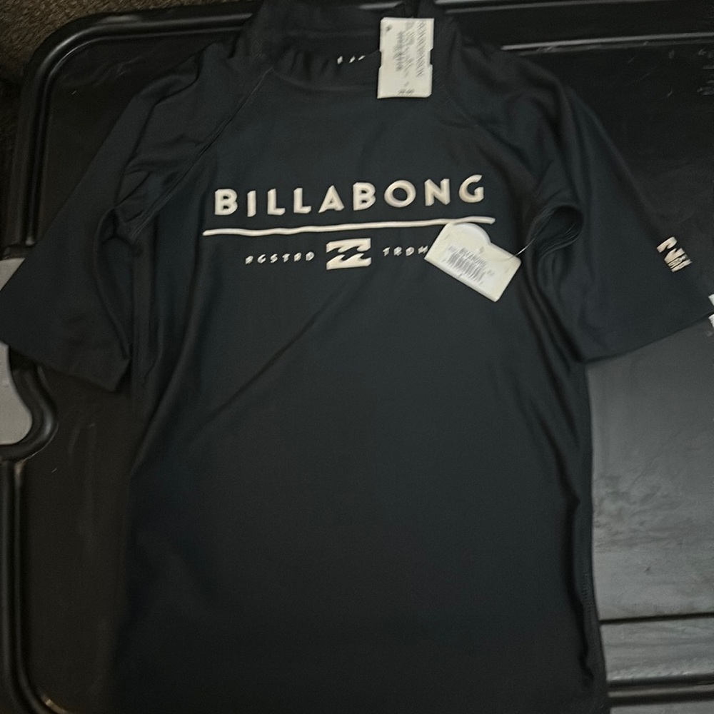 Billabong boys’ surf shirt in color dark blue